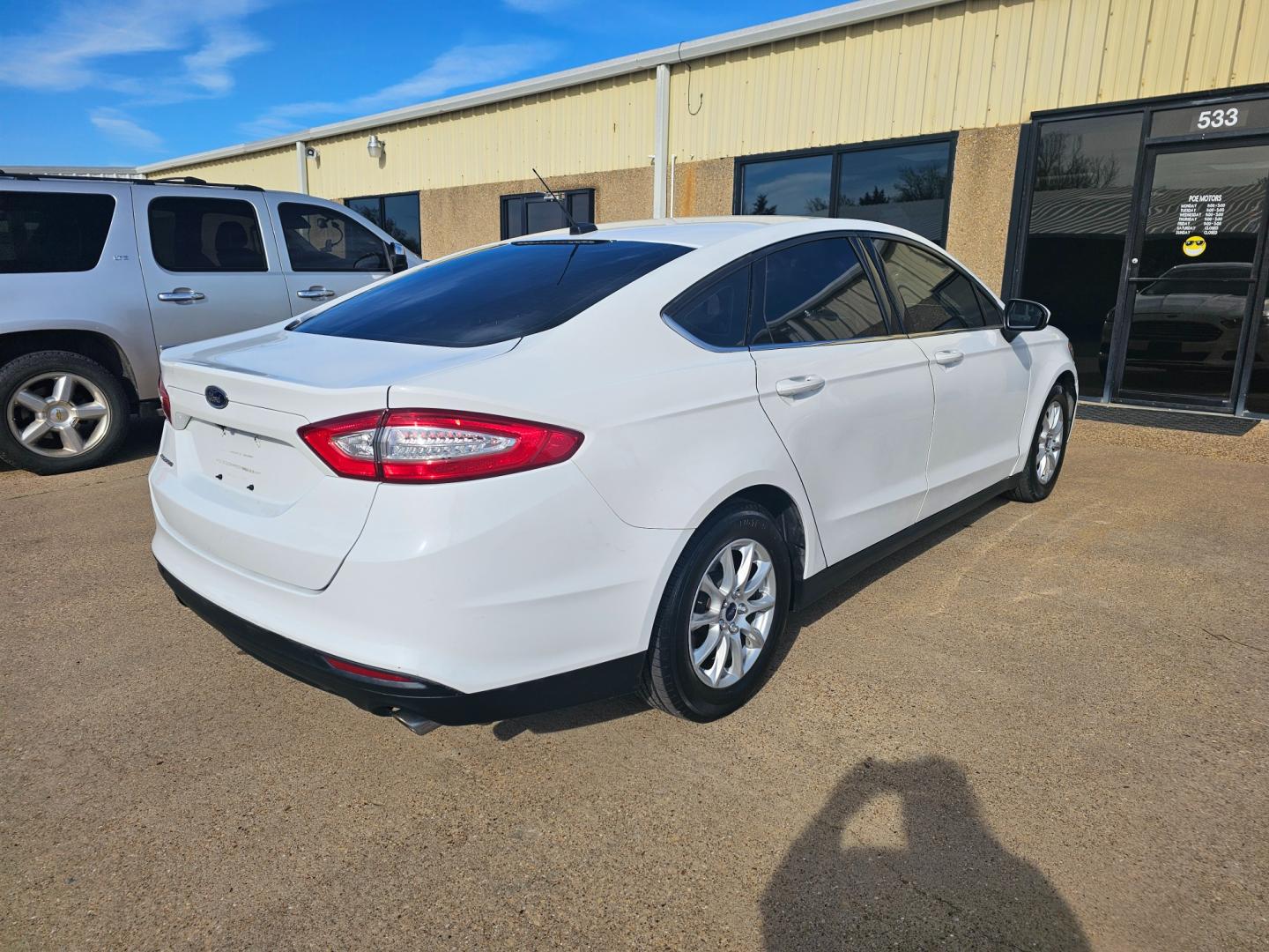 2016 WHITE Ford Fusion S (1FA6P0G70G5) with an 2.5L L4 DOHC 16V engine, 6-Speed Automatic transmission, located at 533 S Seven Points BLVD, Seven Points, TX, 75143, (430) 255-4030, 32.313999, -96.209351 - Photo#2